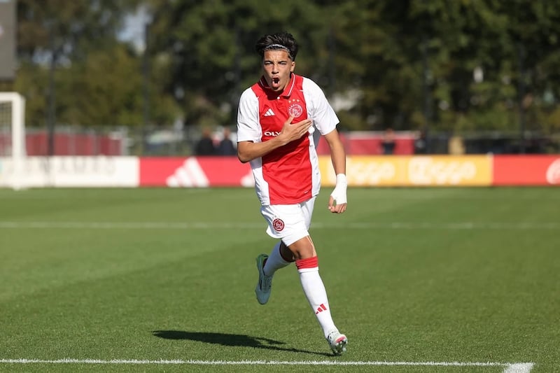 Rayan Bounida : La Jeune Merveille de l&rsquo;Ajax au Cœur des Attentions du Real Madrid et du FC Barcelone pour le Mercato Estival