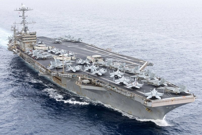 Tensions au Golfe : l&rsquo;Iran cible le porte-avions américain