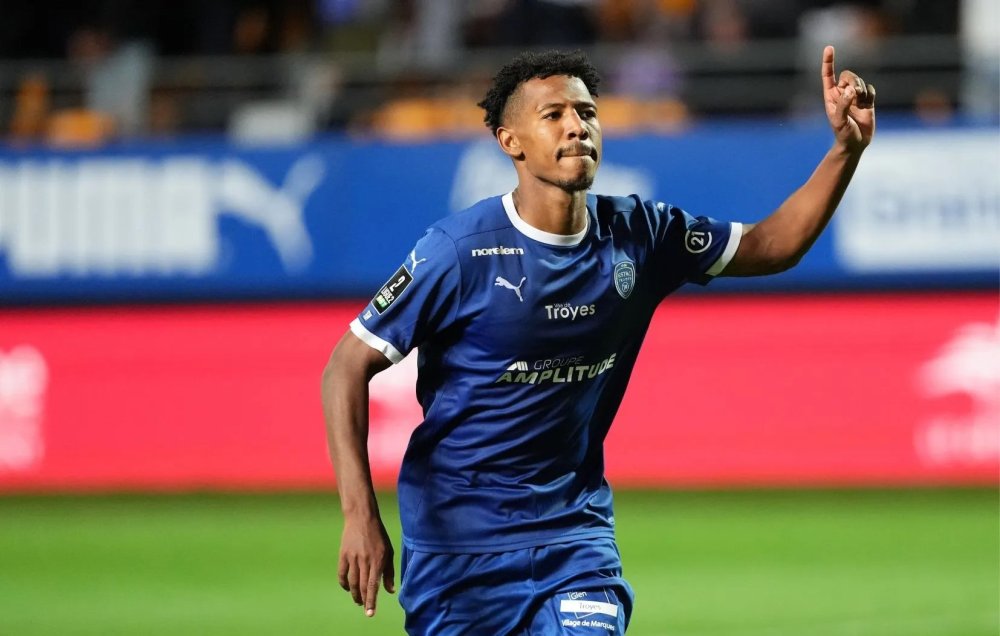 Ligue 2 : Tawfik Bentayeb offre la première place à l&rsquo;ESTAC