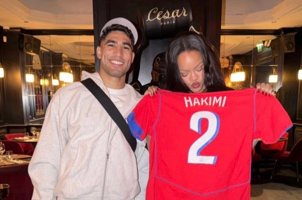 Achraf Hakimi offre un maillot du PSG à Rihanna, un geste viral sur les réseaux sociaux