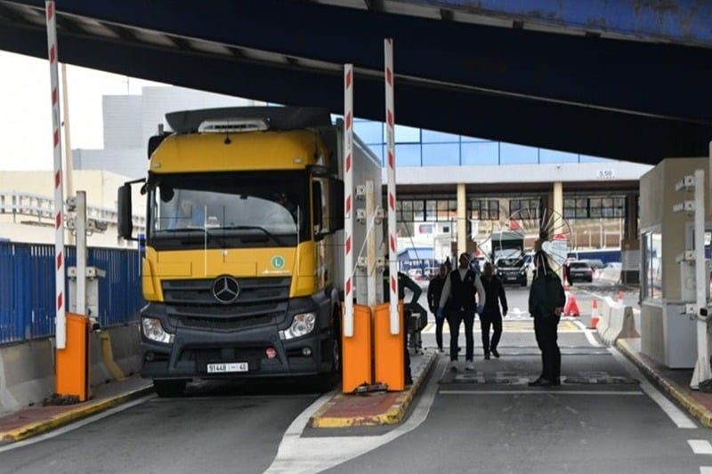 Ceuta importe massivement du sable marocain après la réouverture des douanes