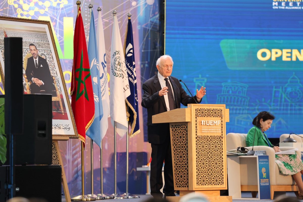 André Azoulay met en garde contre un déterminisme technologique face à l’IA