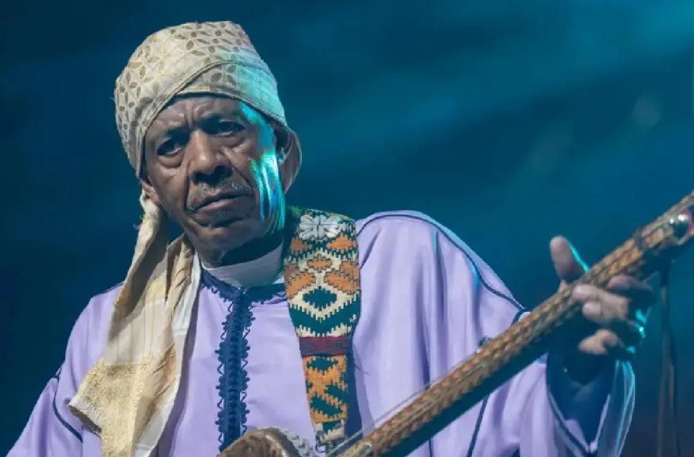 Décès d&rsquo;Aziz Bakbou, figure emblématique de l&rsquo;art gnaoui au Maroc