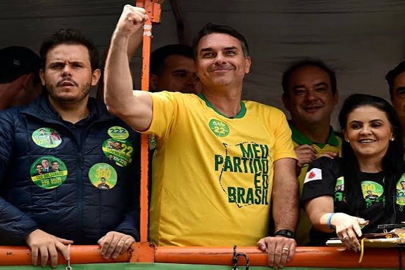 Brésil : Flavio Bolsonaro visé par une enquête pour corruption et blanchiment à un mois de la présidentielle